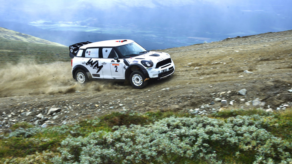 Bilde av rallybil opp Tronfjell på Rally Tron i 2019