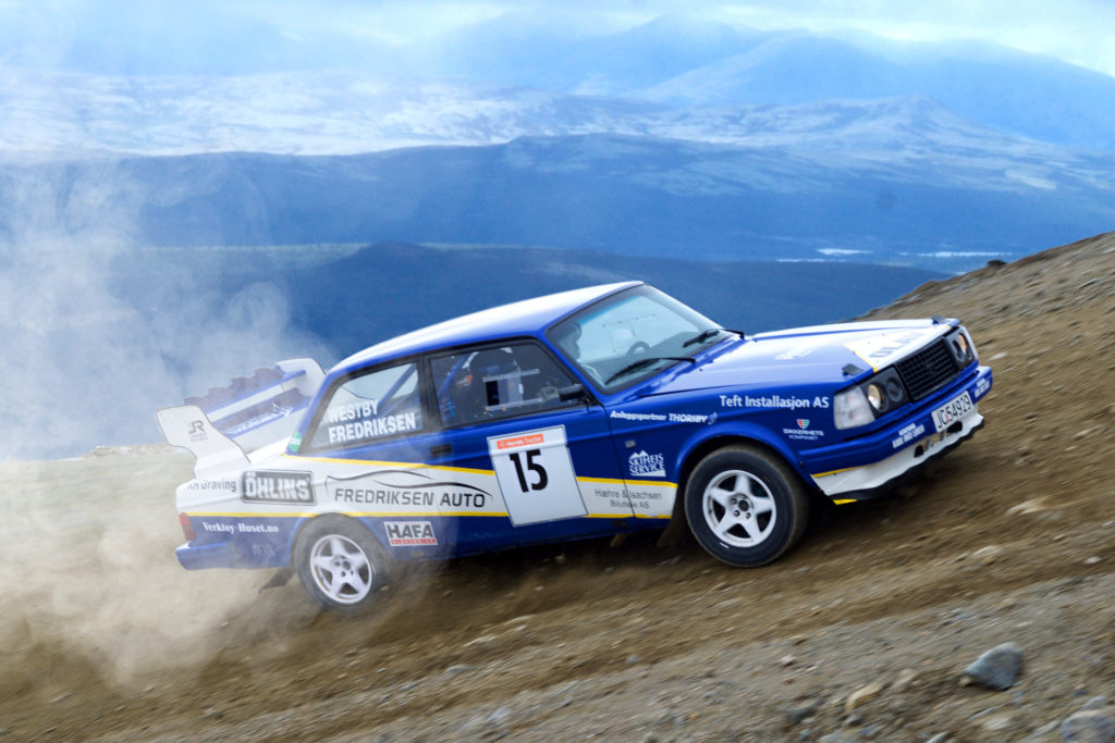 Blå rallybil oppover Tronfjell på Rally Tron